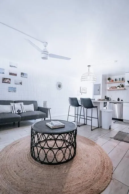 Hau'ula Modern 2 Bedroom Ground Floor Getaway